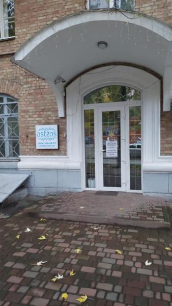 Вхід до центру остеопатії та кінезіології -Osteos. 1 поверх. Окремий вхід з вулиці