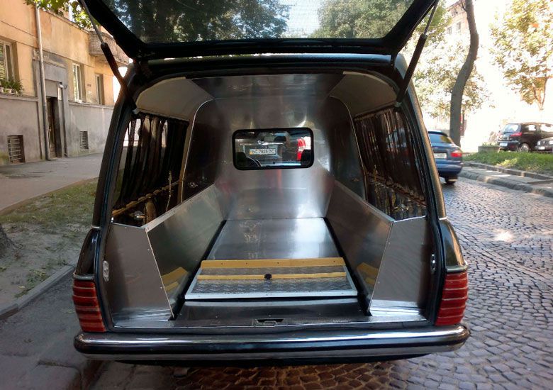 Transportation of the deceased in a hearse