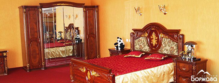 До послуг гостей санаторію два триповерхових спальних корпуси та єврокотеджі.