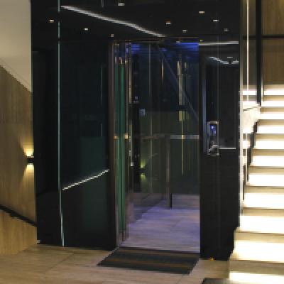 LIFT WITH A CAPACITY OF 630 KG FOR 5 STOPS WITH A FULL PANORAMA LIFT WITH A CAPACITY OF 630 KG FOR 5 STOPS WITH A FULL PANORAMA
