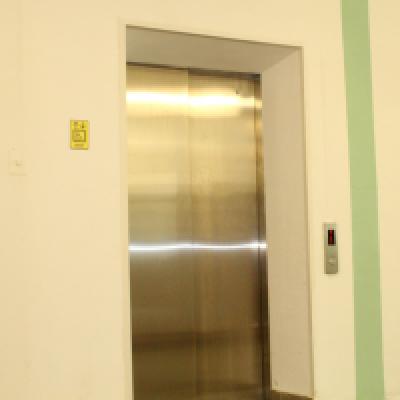 ELEVATOR WITH A CAPACITY OF 1000 KG FOR 4 STOPS ELEVATOR WITH A CAPACITY OF 1000 KG FOR 4 STOPS