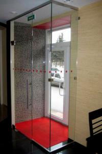 ALL-GLASS SHOWER CABINS