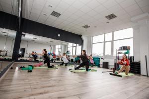 GROUP STRETCHING CLASSES