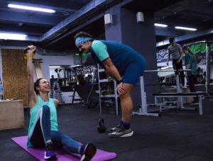 WORKOUT IN THE GYM WITH A TRAINER