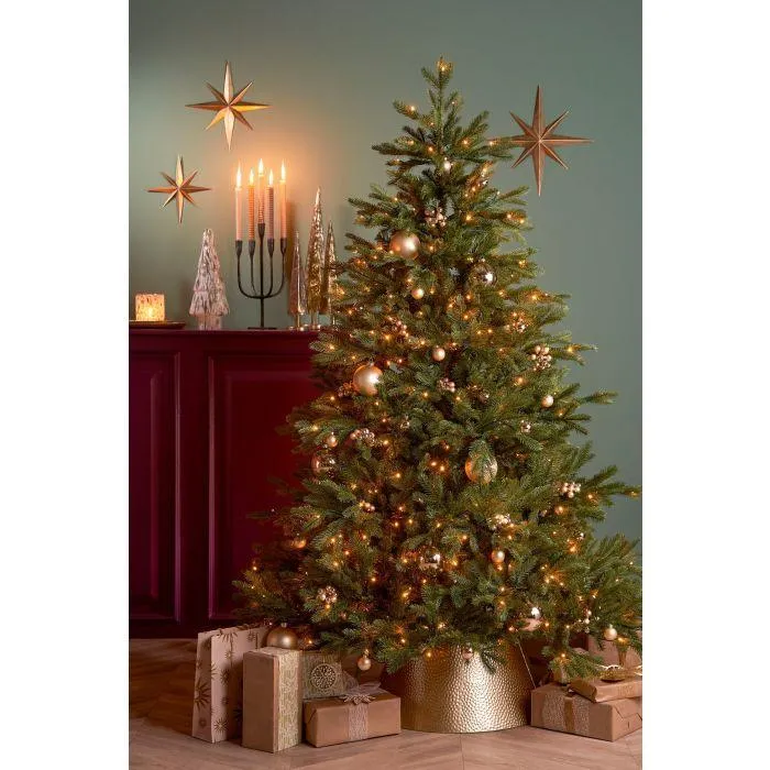 The best accessories for artificial Christmas trees