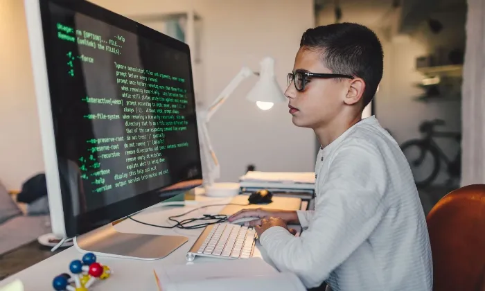 Як навчити дитину програмувати: курси Scratch і Python для дітей