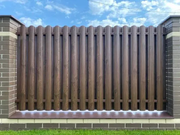 Безопасность и приватность: металлический штакетник в качестве защиты участка
